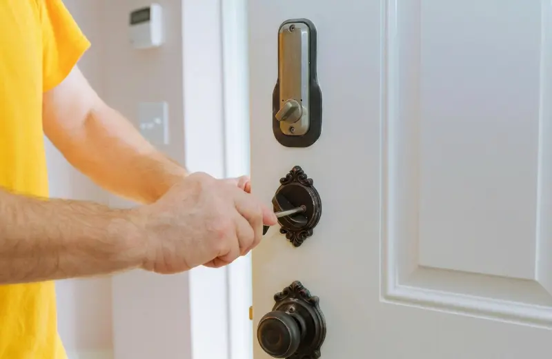 Cerrajero abriendo puerta en Ciudad de Guatemala