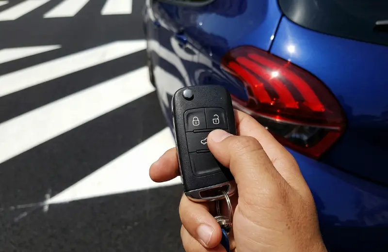 Cerrajero vehicular programando llave con chip en Guatemala